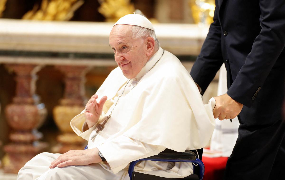 Papež Frančišek | V mesto v Abrucih je sicer Frančišek pripotoval ob prazniku odpuščanja, več sto let stare tradicije, ki v ta del Italije privabi na tisoče romarjev. | Foto Reuters