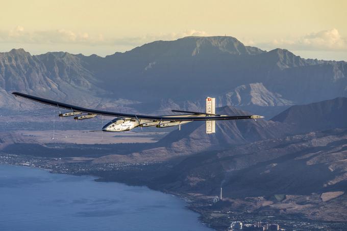 Letalo na sončno energijo Solar Impulse 2 je 26. julija pristalo v Abu Dabiju in s tem opravilo z zadnjo etapo poti okrog sveta. Solar Impulse 2 je s tem postalo prvo letalo na sončno energijo, ki je obletelo svet brez ene kapljice goriva. Pot iz Kaira do Abu Dabija je bila zadnja od 17 etap na 42.000 kilometrov dolgi poti okoli sveta, ki se je začela 9. marca lani v Abu Dabiju. | Foto: 