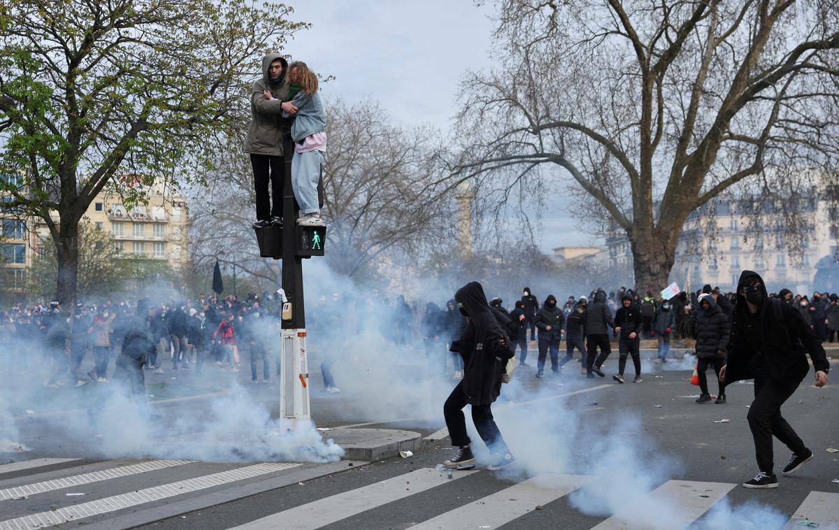 Protesti v Franciji | Protesti, ki so bili sprva več tednov mirni, so 16. marca postali nasilni, potem ko je vlada s pomočjo ustavnih pooblastil in mimo parlamenta sprejela pokojninsko reformo. | Foto Reuters