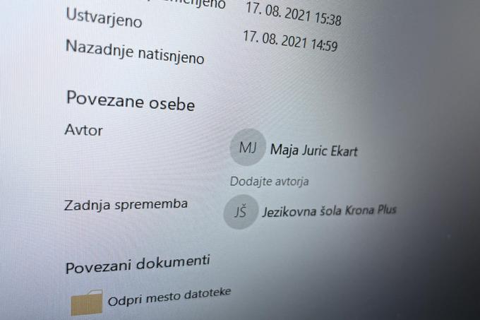 Ob avtorju z imenom Maja Juric Ekart je v metapodatkih nekaterih dokumentov, ki jih pošilja iniciativa pravnikov, navedena tudi Jezikovna šola Krona Plus. Gre za ljubljansko podjetje, ki je registriralo spletno stran Civilne iniciative slovenskih pravnikov, lastnica podjetja pa je tudi administratorka skupine Civilna iniciativa slovenskih pravnikov na Facebooku. | Foto: Matic Tomšič