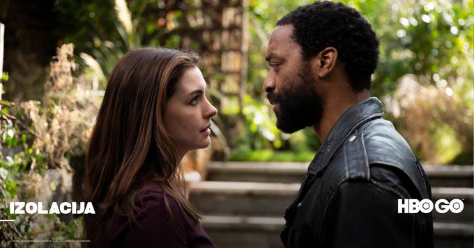 Linda (Anne Hathaway) in Paxton (Chiwetel Ejiofor) se po razhodu znajdeta v neprijetnem položaju, ko ju obvezna karantena med epidemijo covid-19 v Londonu prisili, da znova zaživita pod isto streho. Sostanovalca se počasi znova zbližata, hkrati pa ju premami neponovljiva in dobičkonosna priložnost za tvegano tatvino draguljev. • Film je že na voljo na HBO OD/GO. | Foto: 