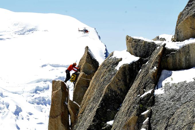 Aiguille du Midi je seveda odlično izhodišče za alpinistične in turnosmučarske podvige vseh težavnosti in razsežnosti. Že v gondoli je mogoče srečati pisano druščino adrenalinskih odvisnikov, ki opremljeni s cepini, lednimi vijaki, vponkami, vrvmi, plezalnimi pasovi in preostalo opremo nasmejani čakajo na gondolo, ki jih bo popeljala na novo pustolovščino v vertikalni svet ledenega granita. V Chamonixu je zelo dobro razvit sistem najema gorskih vodnikov, ki dobro poznajo območje. | Foto: Jure Gregorčič