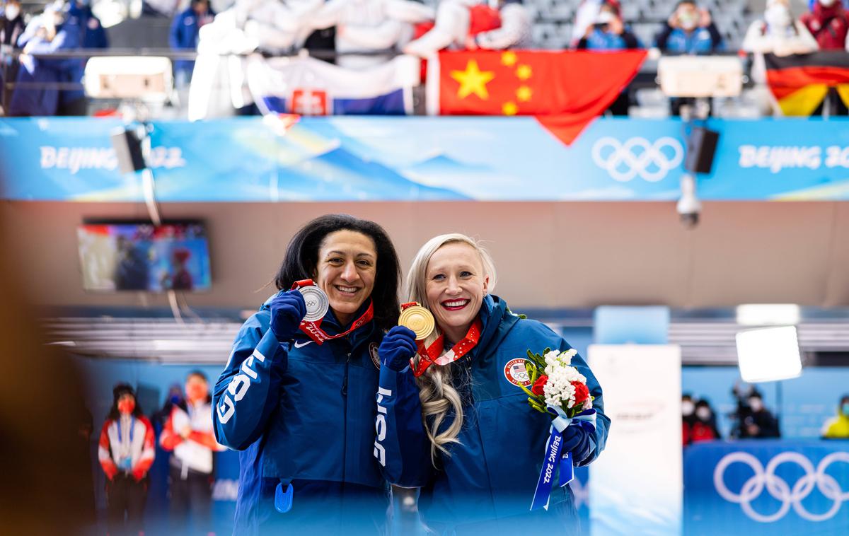 Elana Meyers Taylor | Ameriška tekmovalka v bobu Elana Meyers Taylor (levo) uspešno združuje materinstvo in vrhunski šport. Na olimpijske igre v Peking, kjer je postala olimpijska podprvakinja v bobu enosedu, je pripotovala z dveletnim sinom Nicom, ki zaradi zdravstvenih težav potrebuje posebno nego.  | Foto Guliverimage