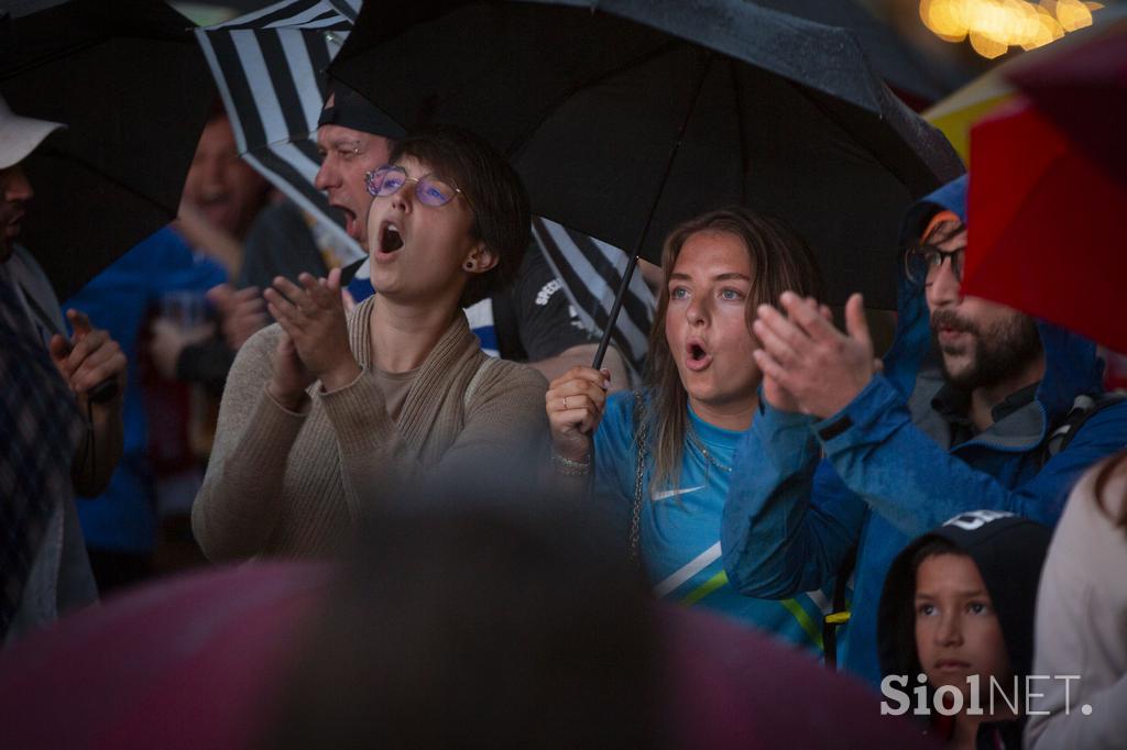 Spremljanje nogometne tekme Slovenija - Portugalska na POgačarjevem trgu v Ljubljani.