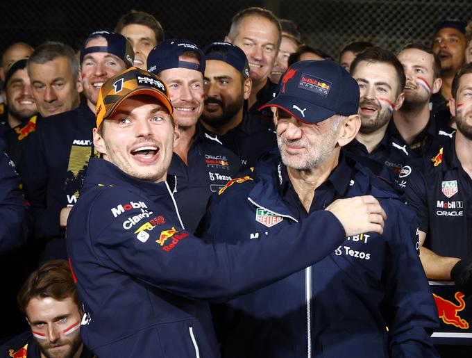 Verstappen z najzaslužnejšim za svoje uspege - Adrianom Neweyjem. | Foto: Reuters