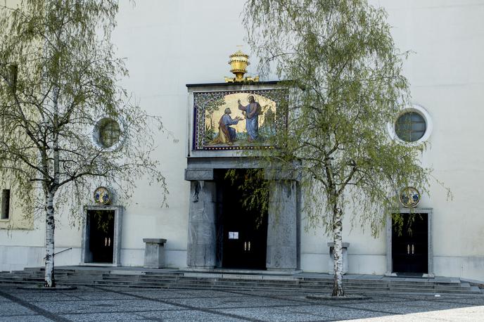 sv. peter cerkev Ljubljana | Spremembe odlokov o epidemioloških omejitvah pri izvajanju verskih obredov in pri športu, ki jih je vlada sprejela v sredo, so začele veljati danes.  | Foto Ana Kovač