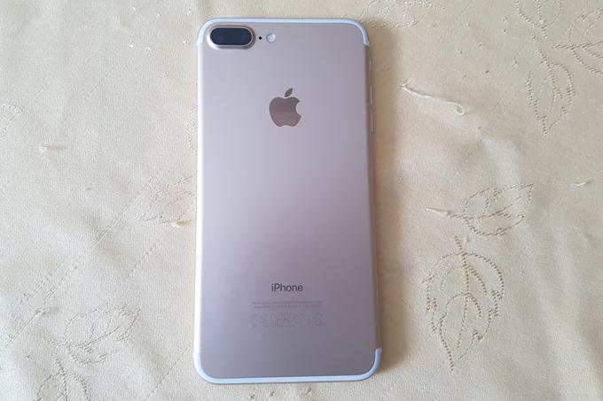 iPhone 7 Plus zadaj. Ob spodnjem in zgornjem robu so beli pasovi antene, na račun katerih smo že imeli nekaj kritik, saj se za njimi, kjer je vmes majcena ozka reža, nabira umazanija. Pri tej barvni kombinaciji bo to še sploh očitno. Levo zgoraj je dvojna kamera, zraven štirikratna bliskavica LED. | Foto: Matic Tomšič