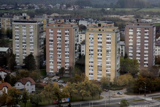 Inšpektorat preverja tudi, ali imajo večstanovanjske stavbe nameščena razkužila. | Foto: Ana Kovač