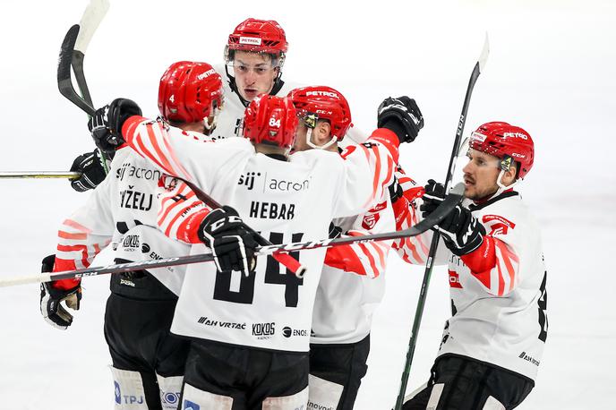 HK Olimpija - HDD Jesenice | Hokejisti Olimpije in Jesenic so v Tivoliju začeli finale državnega prvenstva. Prvak bo tisti, ki bo zmagal trikrat. | Foto Matic Klanšek Velej/Sportida