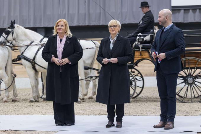 Odprtje prenovljene jahalnice Lipiške jahalne šole, ki jo je odprla predsednica republike Nataša Pirc Musar skupaj z ministrom za gospodarski razvoj, turizem in šport Matjažem Hanom in direktorico Kobilarne Lipica Tatjano Vošinek Pucer. | Foto: STA