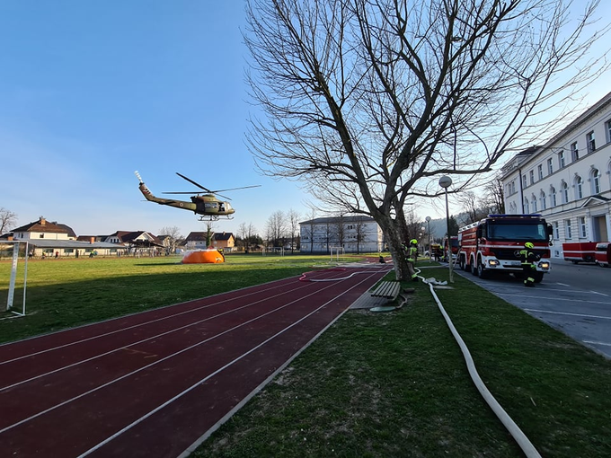 Bazen za polnjenje helikopterske vreče za gašenje požara so gasilci postavili na nogometnem igrišču Škofijske gimnazije v Šentvidu.  | Foto: Gasilska brigada Ljubljana