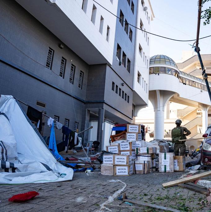 Bolnišnica po navedbah WHO deluje na minimalnem obsegu, z zelo malo osebja, kritične paciente pa prevažajo na operacije v bolnišnico Al Ahli v mestu Gaza. | Foto: Reuters