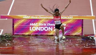 Takole je Kenijka že na prvi vodni zapreki zapravila zlato medaljo #video