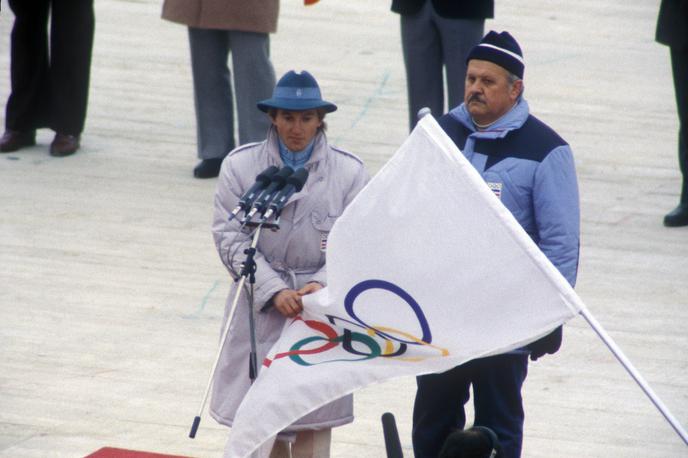 Bojan Križaj Sarajevo 1984 | Bojan Križaj je bil na olimpijskih igrah v Sarajevu poleg Primoža Ulage glavni jugoslovanski kandidat za medaljo. Na odprtju iger mu je pripadla čast zaprisege. Čeprav so organizatorji želeli, da priseže v srbskem jeziku, se je odločil za slovenščino. Foto: Guliverimage | Foto Guliverimage/Getty Images