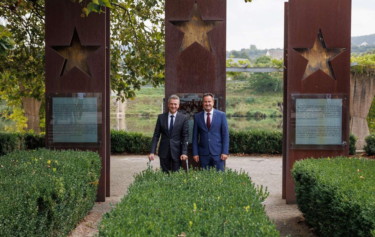 Robert Golob Luksemburg | Premierja sta se po novinarski konferenci odpravila v kraj Schengen. | Foto STA