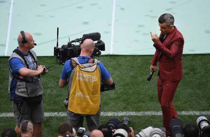 Na slovesnosti ob odprtju na prenovljenem stadionu Lužniki je odmevala skupna glasbena točka Robbieja Williamsa in Aide Garifulline, še bolj pa drzna poteza Angleža, ki je nazorno pokazal sredinec. Uvodni govor je pripadel ruskemu predsedniku Vladimirju Putinu. Med 32 udeleženci je imela najslabšo uvrstitev na svetovni lestvici gostiteljica Rusija, edina udeleženka, ki ji ni bilo treba igrati kvalifikacij. | Foto: Getty Images