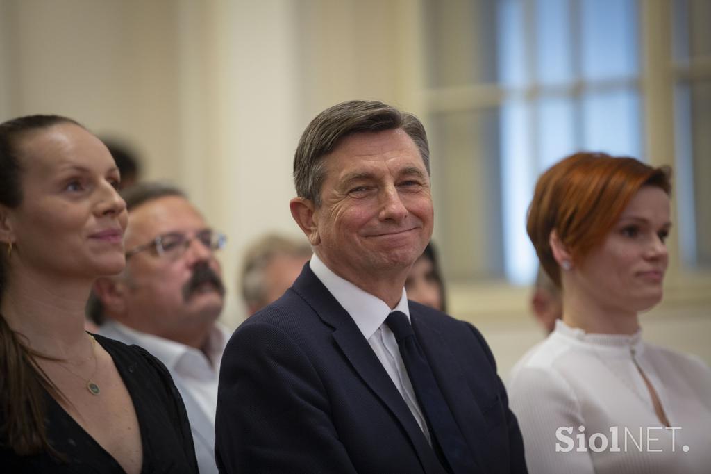 Predsednik Republike Slovenije Borut Pahor je na posebni slovesnosti v predsedniški palači vročil državna odlikovanja, ki so jih prejeli vrhunski športniki Alenka Artnik, Tim Gajser, Tadej Pogačar in Urška Žolnir Jugovar.