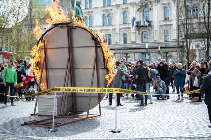 Podnebni aktivisti v Ljubljani | Aktivisti so v središču Ljubljane zažgali več metrov velik rekvizit Zemlje. | Foto GreenPeace