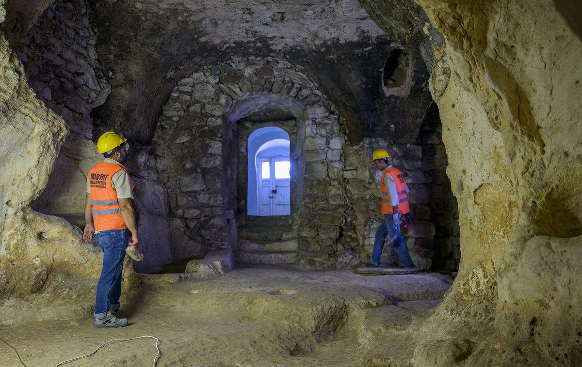 Midyat, Turčija | Podzemno mesto leži na območju Mezopotamije, ki velja za zibelko nekaterih najstarejših civilizacij. Tamkajšnje dežele so osvojili ali prečkali nekateri veliki imperiji, kar je bil morda razlog, da so se prebivalci okolice Matiate zatekli v podzemlje. | Foto Profimedia