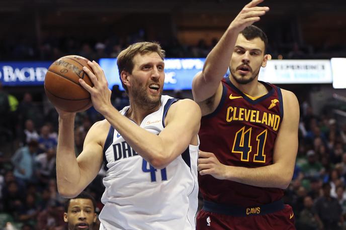 Dirk Nowitzky | Štiridesetletni soigralec Luke Dončića pri Dallas Mavericks Dirk Nowitzki je k zmagi prispeval 14 točk in bil povsem blizu napredovanju na večni lestvici strelcev v ligi NBA. Trenutno z 31.416 točkami zaseda sedmo mesto. Do šestega mesta ga ločijo samo tri točke.  | Foto Reuters