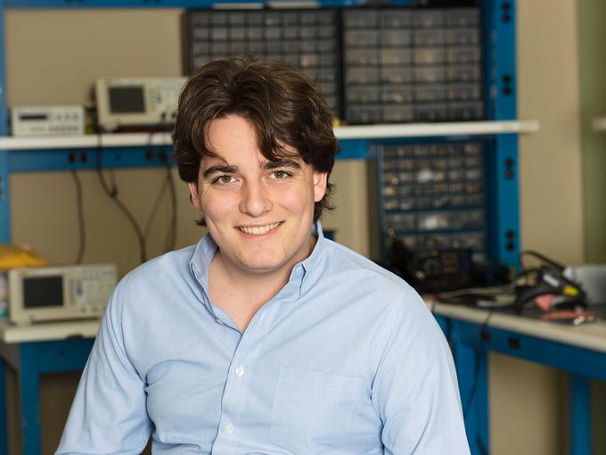 Ni znano, kaj se je dogajalo v dveh mesecih po razsodbi, a prejšnji četrtek je v javnosti odjeknila novica, da Palmer Luckey zapušča tako Facebook kot Oculus VR. Kaj se bo z njim zgodilo zdaj, ne ve nihče – Luckey namreč že nekaj časa ni posodobil svojih profilov na družbenih omrežjih, podal ni niti nobene uradne izjave.  | Foto: Oculus VR