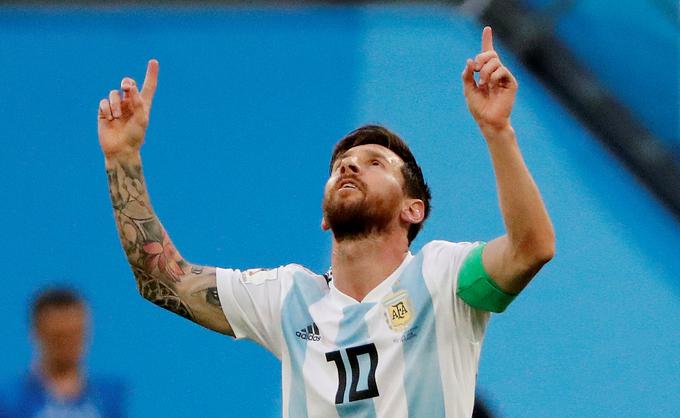 Leta 2011, ko je bil mladinski B-reprezentant Argentine, je na sosednjem igrišču spremljal trening argentinske članske izbrane vrste, pri kateri je izstopal Lionel Messi. | Foto: Reuters