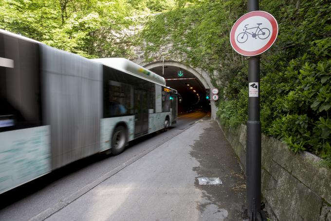 Ob cesti in pasu za kolesarje so v predoru načrtovali tudi tramvajsko progo, ki pa je kasneje niso speljali, saj so to obliko javnega prevoza v Ljubljani med tem ukinili. Zadnjo vožnjo je ljubljanski tramvaj namreč doživel 20. decembra leta 1958. | Foto: Urban Urbanc/Sportida