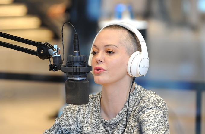 Zadnja leta so zaščitni znak Rose McGowan postali zelo kratki lasje ali celo pobrita glava. | Foto: Getty Images