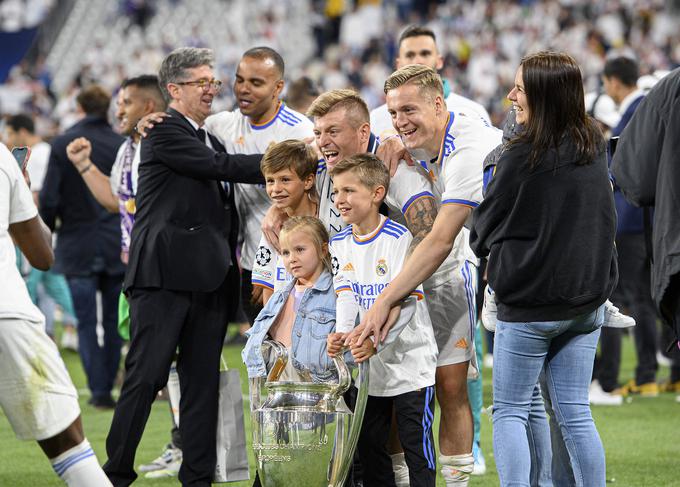 Tako je s sinovoma, hčerko, ženo in bratom poziral po zadnjem evropskem naslovu z Realom (2022). Toni Kroos in njegov brat Felix občasno vodita tudi podkast, v katerem prevladujejo košarkarske teme. V njem sta gostila tudi Dirka Nowitzkega. | Foto: Guliverimage