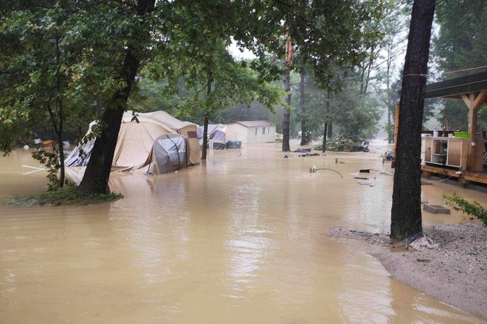 Camping Menina - Varpolje. Poplave. Evakuacija. | Iz kampa Menina, ki je bil tako rekoč v celoti pod vodo, naj bi s helikopterjem rešili okrog 60 Nizozemcev. | Foto Neurje.si/M. A.