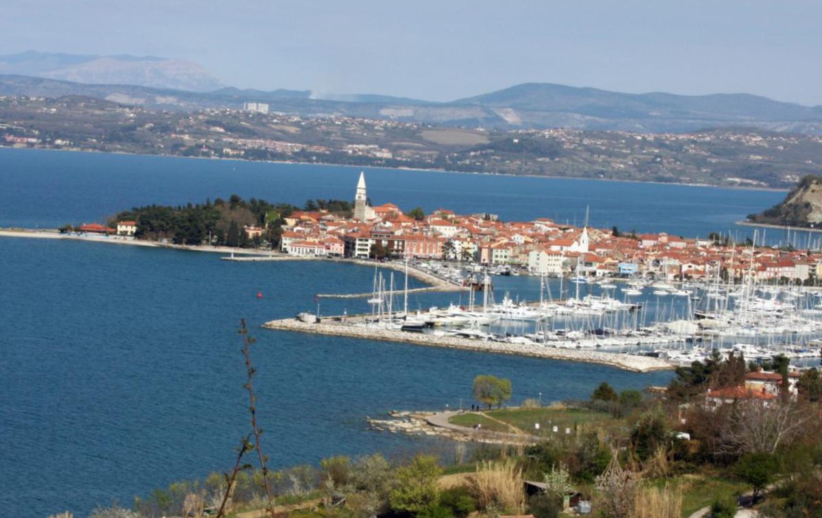 Izola | Poševne fotografije, kot je tale panorama Izole, so v bolj obljudenih slovenskih fotografskih skupinah na Facebooku zelo pogosto jabolko spora. Zaradi fotogeničnosti se na tovrstnih fotografijah sicer res zelo pogosto pojavlja prav mesto Izola. | Foto Wikimedia Commons (CC 2.0) / Bryan Pocius