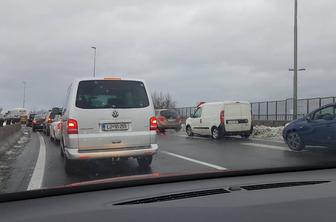 Ponedeljkove težave v prometu: V Ljubljani zaprta obvoznica #foto #video