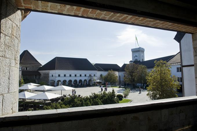 Ljubljanski grad, potem ko ni služil več kot trdnjava, vojaška postojanka in kaznilnica, je na začetku 20. stoletja postal bivališče številnih družin. Bivanjske razmere so bile težke. Pitne vode sprva ni bilo. Vodovod, k so ga gradili italijanski ujetniki s soške fronte, so do gradu speljali 5. avgusta 1916. | Foto: 