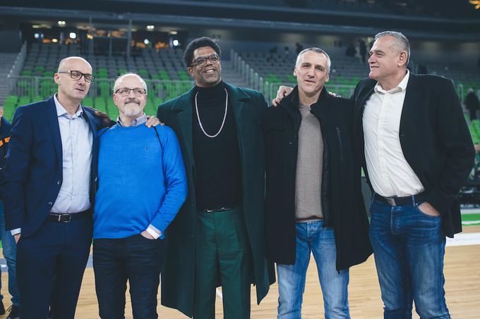 Jure Zdovc, Dušan Hauptman, DeAnthony Langston, Roman Horvat in Slavko Kotnik (od leve proti desni) na nedavni tekmi lige ABA med kluboma Cedevita Olimpija in Budućnost, na kateri so slovesno upokojili zeleno-beli dres legendarnega "Duleta Trice".  | Foto: Grega Valančič/Sportida