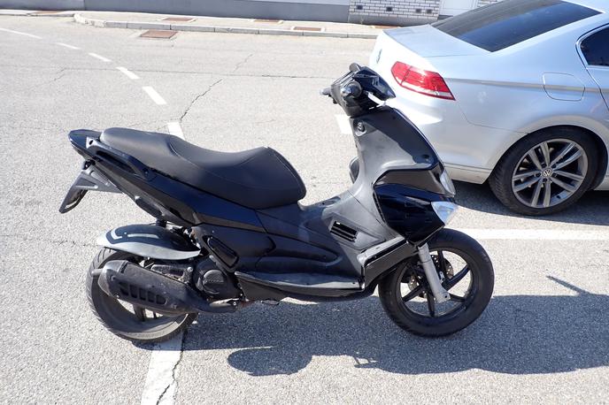 moped, predelava, predelan moped | Kot so danes sporočili s Policijske uprave Maribor, so policisti zoper voznike, ki so jim zasegli mopede, podali obdolžilne predloge na pristojno sodišče. | Foto PU Maribor