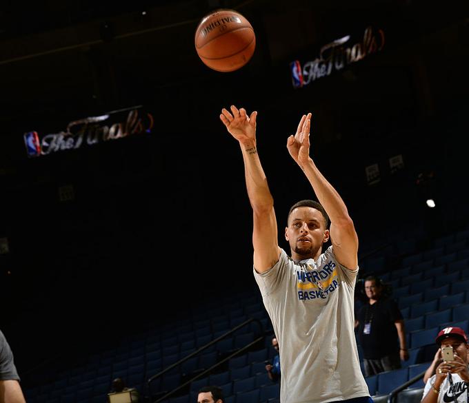 Stephen Curry je na šesti tekmi moral predčasno na klop s šestimi osebnimi napakami. | Foto: Guliverimage/Getty Images