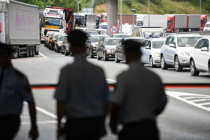 V izjavi za medije po srečanju z župani v Podlehniku je minister dejal, da bo stopil v kontakt z družbo Dars in da sam vidi možne rešitve, s katerimi bi pospešili oz. omogočili hitrejši pretok tovornega prometa. | Foto: Nebojša Tejić/STA