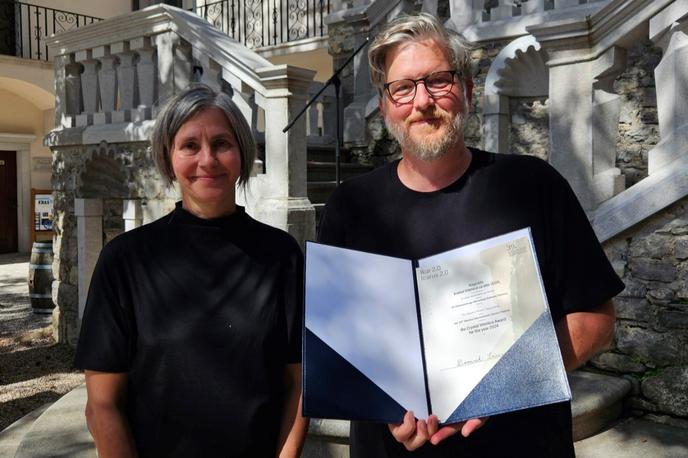 Dobitnik vileniškega kristala Dominik Srienc | Lenka Kuhar Daňhelová in Dominik Srienc po podelitvi nagrade kristal Vilenice. | Foto Društvo  slovenskih pisateljev