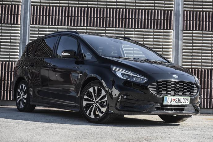 Ford s-max | 4,8-metrski S-max s serijskimi 18-palčnimi kolesi in športnim podvozjem je dvignjen 141 milimetrov od tal. Odsotnost drsnih vrat nadomeščajo običajna z velikim kotom odpiranja. | Foto Gašper Pirman