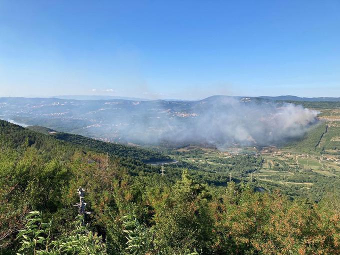 Pri požaru pod Socerbom je bila sreča v nesreči to, da so lahko vodo dobivali iz vodovoda na kraški planoti, kjer je ne primanjkuje. Če bi zagorelo bolj daleč od Kraškega roba, bi morali po Gregoričevih besedah črpati pitno vodo iz hidrantnega omrežja Rižanskega vodovoda in težave bi bile še bistveno hujše. | Foto: PGD Materija