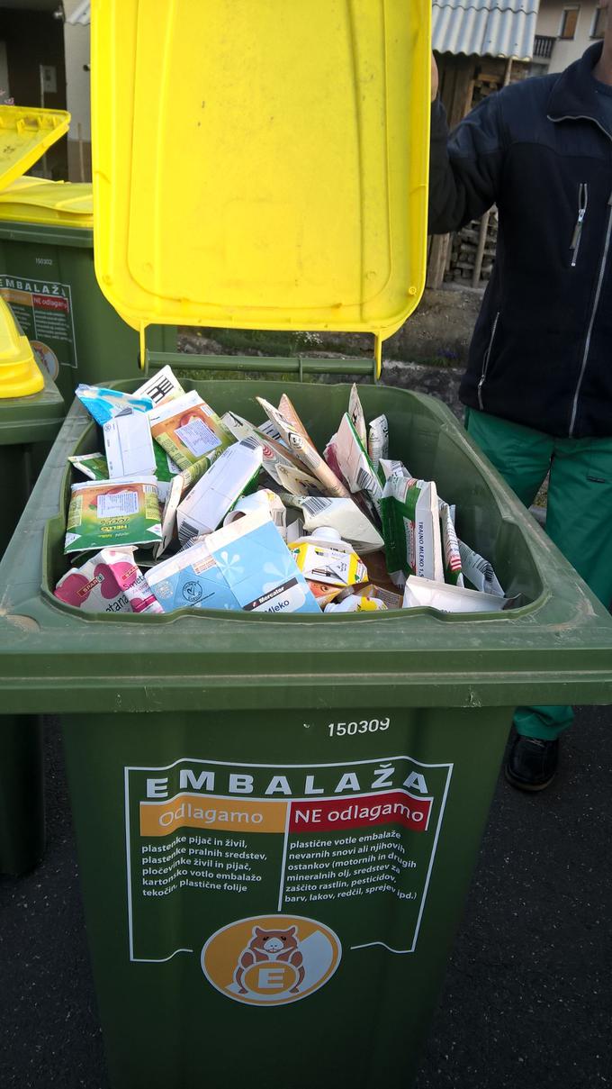 Embalažo Tetra Pak po uporabi odložimo v zabojnik z rumenim pokrovom ali rumeno vrečo za odpadno embalažo. Poskrbimo, da odložimo prazno in sploščeno embalažo. Foto: Komunala Novo mesto | Foto: 