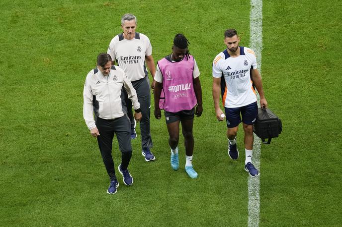 Eduardo Camavinga | Francoz je v družbi zdravniške službe zapustil trening pred evropskim superpokalom. | Foto Guliverimage