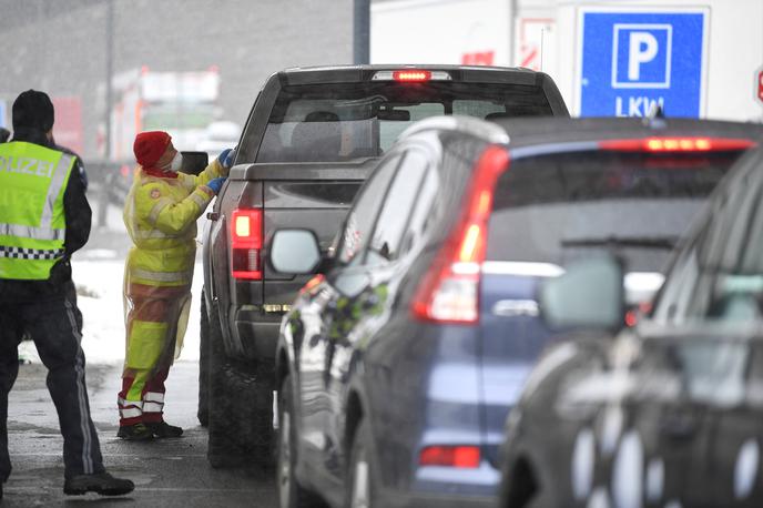 Mejni prehod | Meje med evropskimi državami se postopoma odpirajo. | Foto Reuters