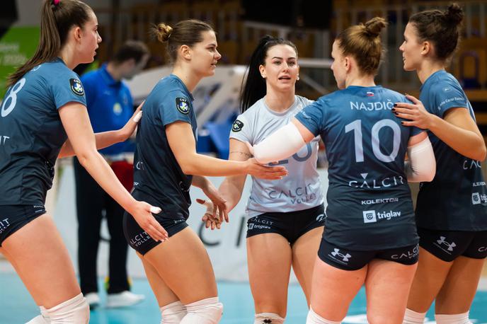 Calcit Volley | Kamničanke so za tretjo zmago s 3:0 premagale Mariborčanke. | Foto Klemen Brumec