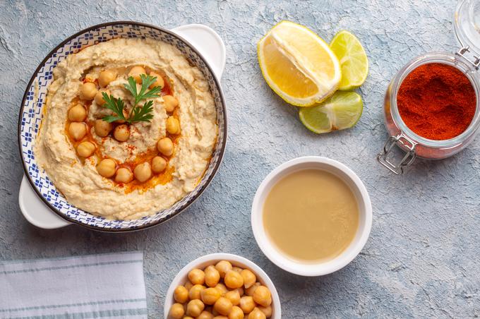 Humus je odlična osnova, ki ji lahko dodate marsikaj po svojem okusu.
 | Foto: Shutterstock