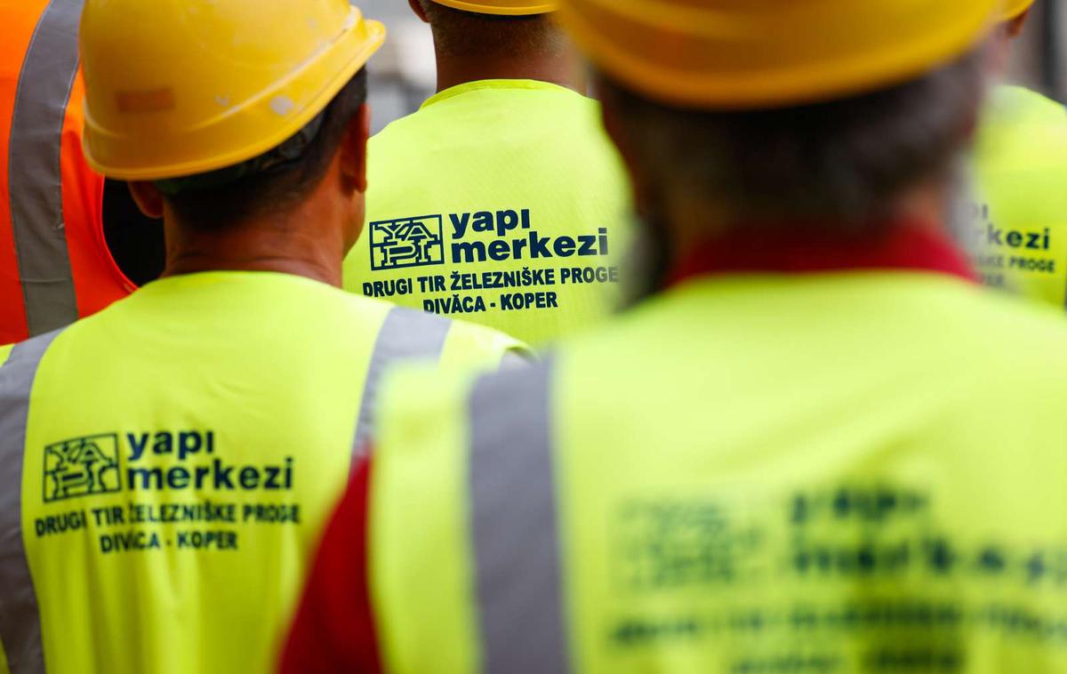 Turški delavci drugi tir | Med stavkovnimi zahtevami, ki so jih v ponedeljek sprejeli izvršni odbori sindikatov v Sloveniji registriranih družb Yapi Merkezi, YM Construction, Yorpol in Türkcan, sta tudi poplačilo vseh nadur od začetka dela na projektu drugi tir in izplačilo dodatka za prevoz na oddaljeno gradbišče. | Foto STA