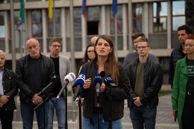 Novinarska konferenca Greenpeace Slovenija pred izredno sejo državnega zbora. | Foto: Greenpeace Slovenija