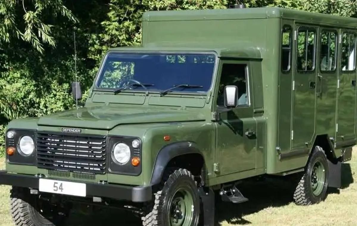 Land rover defender | Do gradu Windsor bo princa Filipa zapeljal land rover defender, ki ga je pomagal oblikovati sam.