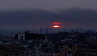 Rusija nad Kijev spet poslala roj dronov, ti so zanetili več požarov #video