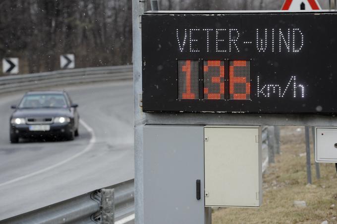 Ob močnem vetru je treba prilagoditi hitrost vožnje ter biti še posebej zbran in pozoren na nenadne sunke vetra. Pomembna sta pravilen položaj sedenja in trdno držanje volanskega obroča. | Foto: Bor Slana